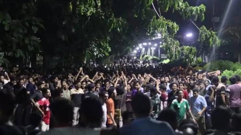 মধ্যরাতে উত্তাল চুয়েট ক্যাম্পাস, উপাচার্য ভবনে তালা ঝুলিয়ে শিক্ষার্থীদের বিক্ষোভ