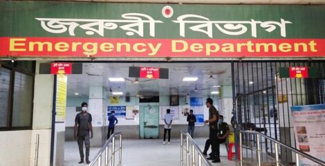 রাজধানীর ব্যস্ত সড়কে ককটেল বিস্ফোরণ, আহত রিকশাচালক হাসপাতালে