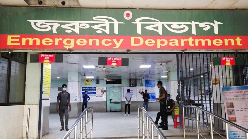 রাজধানীর ব্যস্ত সড়কে ককটেল বিস্ফোরণ, আহত রিকশাচালক হাসপাতালে