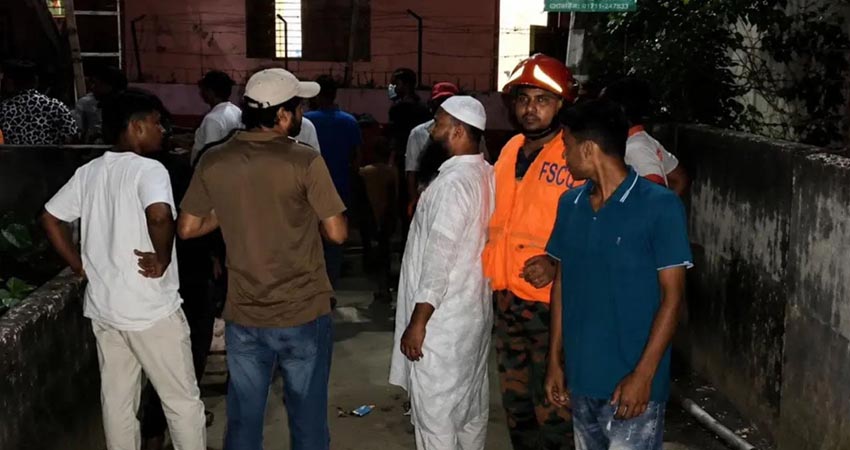 ঘর থেকে তীব্র দুর্গন্ধ :  প্রতিবেশীদের তথ্যে ৩ জনের মরদেহ উদ্ধার পুলিশের