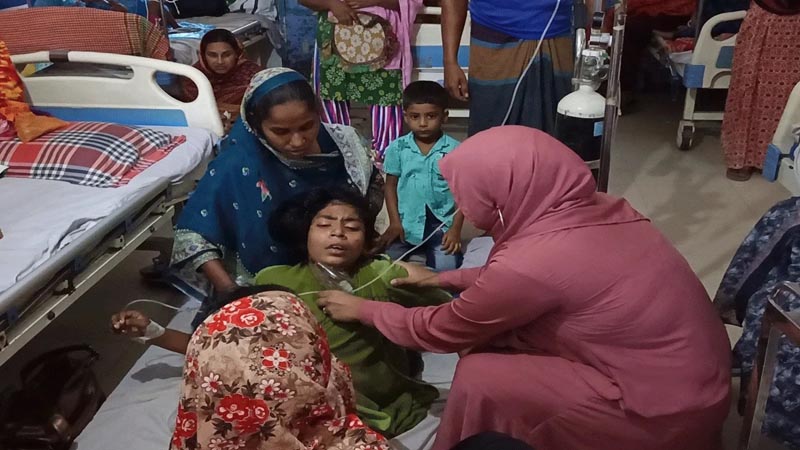 বাড়ছে উদ্বেগ : জয়পুরহাটে দুই দিনে ক্লাসে অসুস্থ ২৯ শিক্ষার্থী, হাসপাতালে ভর্তি ২২