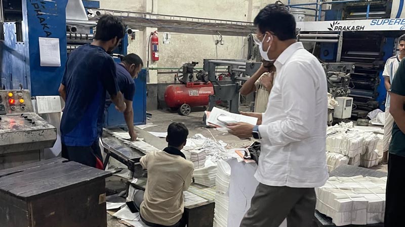 মধ্যরাতে ছয় প্রেস পরিদর্শন শিক্ষামন্ত্রী : সময়মতো মানসম্মত বই পৌঁছে দেওয়ার তাগিদ