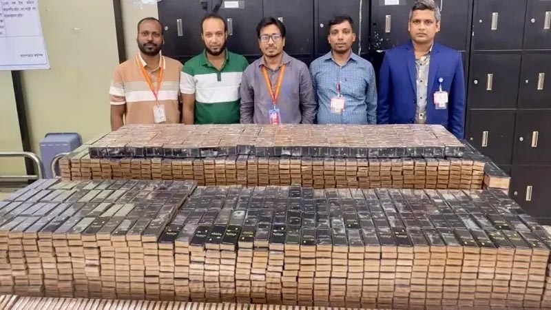 হযরত শাহজালাল আন্তর্জাতিক বিমানবন্দরে অভিযান: কোটি টাকার সিগারেট ও আইফোন জব্দ