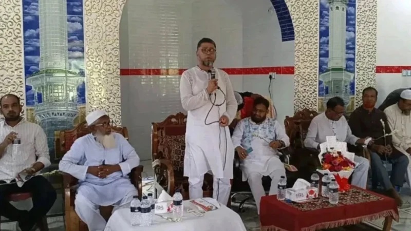 সিরাজগঞ্জে মসজিদের ভেতর চেয়ার-সোফা বসে এমপির সভা, সমালোচনার ঝড়