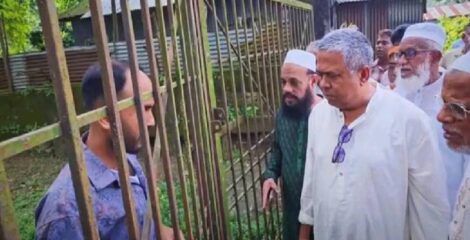 আকস্মিক ক্লিনিক পরিদর্শন এমপির, তালাবদ্ধ থাকায় দেয়াল টপকে ভেতরে প্রবেশ 