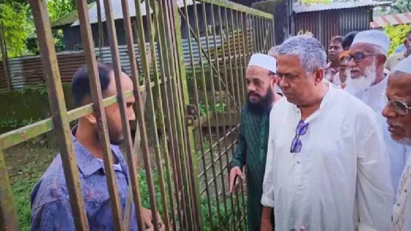 আকস্মিক ক্লিনিক পরিদর্শন এমপির, তালাবদ্ধ থাকায় দেয়াল টপকে ভেতরে প্রবেশ 