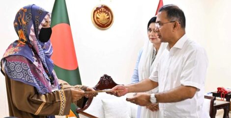 শহীদ দুই সেনাসদস্যের স্বজনদের চেক প্রদান ও প্রধানমন্ত্রীর সহমর্মিতা