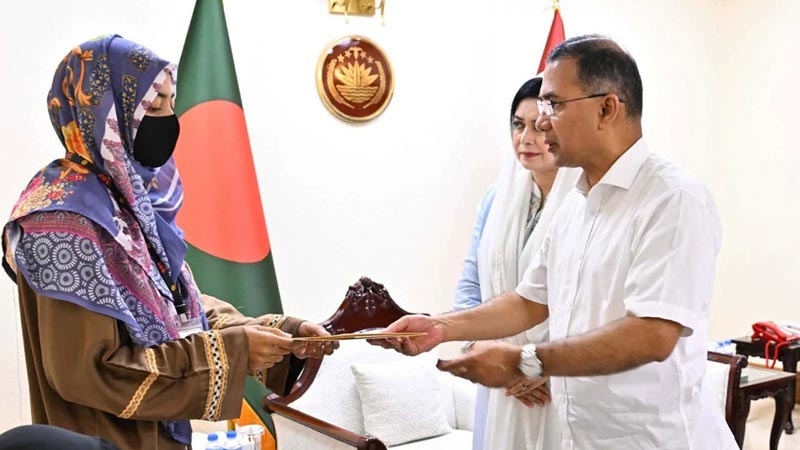 শহীদ দুই সেনাসদস্যের স্বজনদের চেক প্রদান ও প্রধানমন্ত্রীর সহমর্মিতা