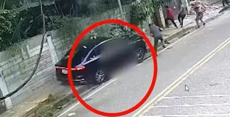 নিয়ন্ত্রণ হারিয়ে ফুটপাতে উঠে গেল প্রাইভেটকার: মর্মান্তিক দুর্ঘটনায় নিহত শ্রমিক