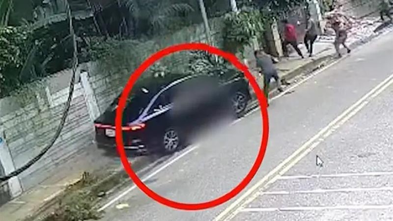 নিয়ন্ত্রণ হারিয়ে ফুটপাতে উঠে গেল প্রাইভেটকার: মর্মান্তিক দুর্ঘটনায় নিহত শ্রমিক