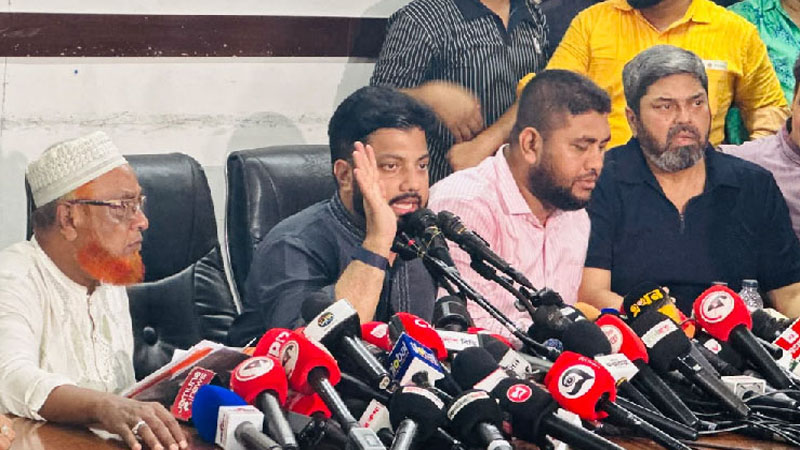 অস্ত্র হাতে মাদকবিরোধী অভিযান: সমালোচনার মুখে মন্ত্রিত্ব ছাড়লেন ইশরাক