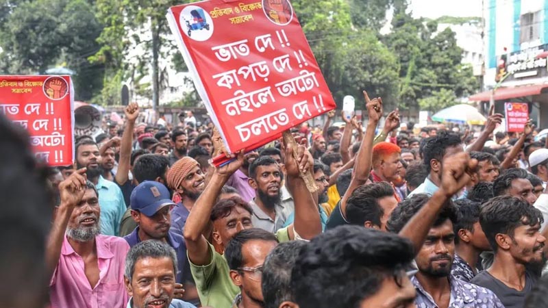 বিদ্যুৎসংযোগ বিচ্ছিন্নের প্রতিবাদে রাজধানীতে অটোরিকশাচালকদের সড়ক অবরোধ