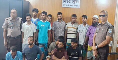চাঁদপুরে ৬ নৌকা ও ১০ মণ ইলিশ জব্দ :  ২১ জেলে গ্রেফতার