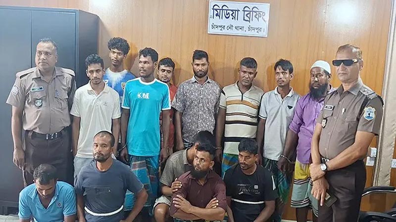 চাঁদপুরে ৬ নৌকা ও ১০ মণ ইলিশ জব্দ :  ২১ জেলে গ্রেফতার