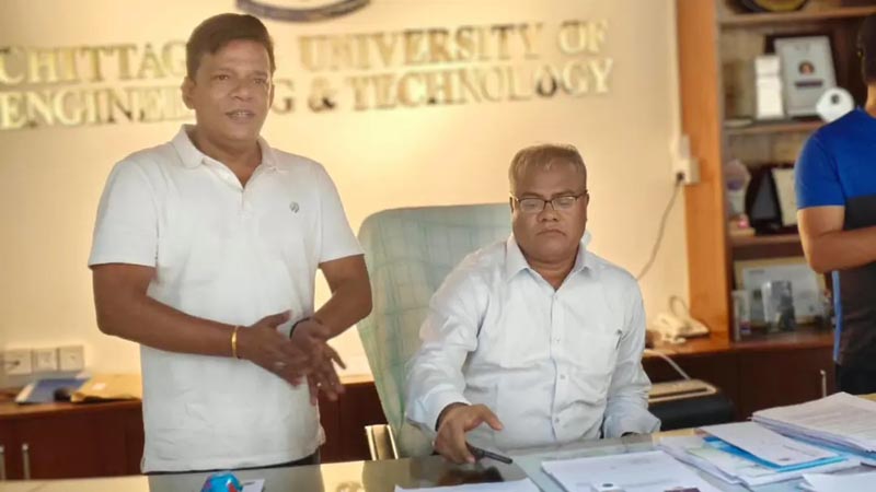 তালা ভেঙে চুয়েটের প্রশাসনিক ভবনে প্রবেশ নতুন ভিসির