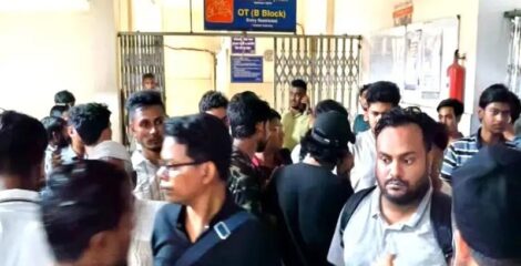 স্যালাইনের স্ট্যান্ড দিয়ে সাংবাদিক পেটানোর অভিযোগ