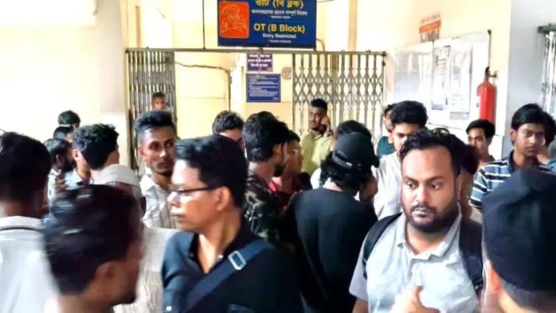 স্যালাইনের স্ট্যান্ড দিয়ে সাংবাদিক পেটানোর অভিযোগ