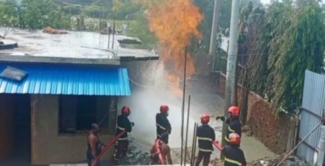 টানা ২৪ ঘণ্টা জ্বলছে মাটির গভীর থেকে গ্যাসের সঙ্গে বের হওয়া আগুন