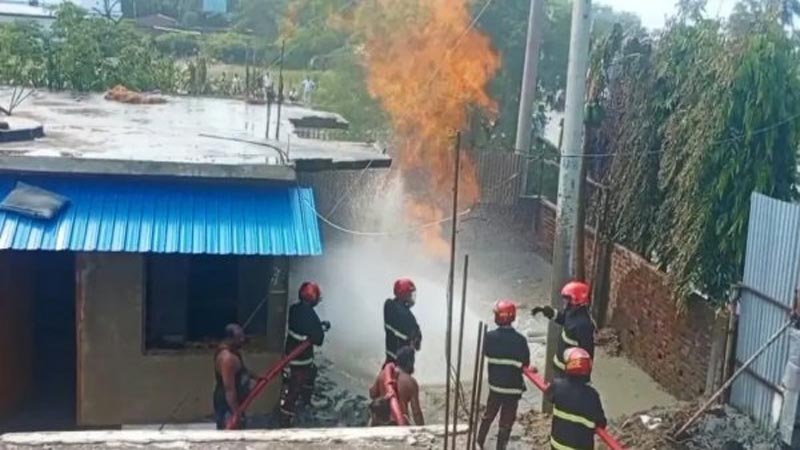 টানা ২৪ ঘণ্টা জ্বলছে মাটির গভীর থেকে গ্যাসের সঙ্গে বের হওয়া আগুন