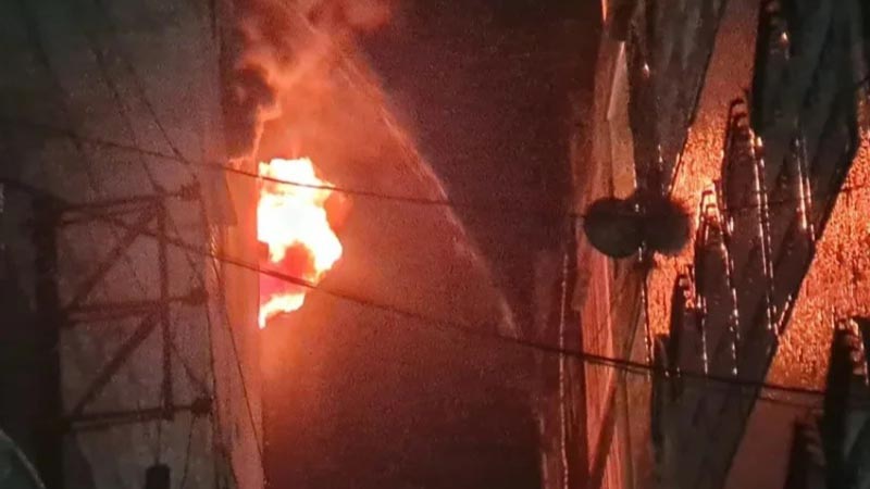 ১২ ঘণ্টা চেষ্টায় নিয়ন্ত্রণে চকবাজারের আগুন