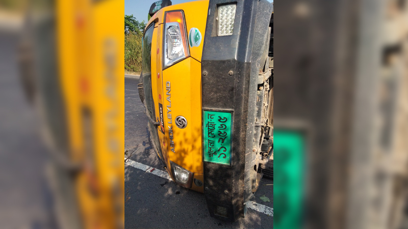 গোপালগঞ্জে বেপরোয়া পিকআপের চাপায় বাবা-মেয়ের মৃত্যু