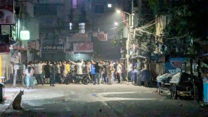 জিগাতলায় ঢাকা কলেজছাত্র ও স্থানীয়দের সংঘর্ষ: হোস্টেল ভাঙচুর