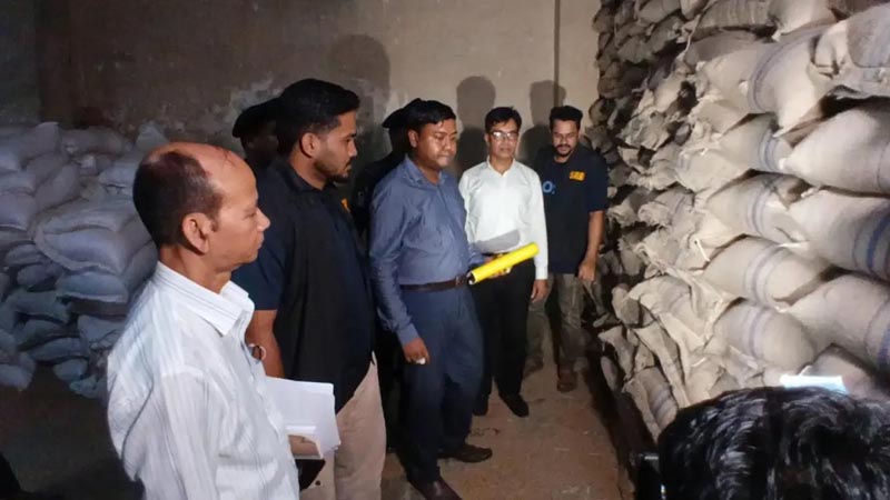 লাইসেন্স ছাড়া সরকারি গম মজুত: চট্টগ্রামে বেসরকারি গুদামে অভিযান ৩ লাখ টাকা জরিমানা