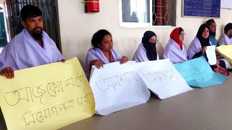 দীর্ঘ অনিশ্চয়তা কাটিয়ে নিয়োগপত্র পেলেন ২০ প্রাথমিক শিক্ষক প্রার্থী