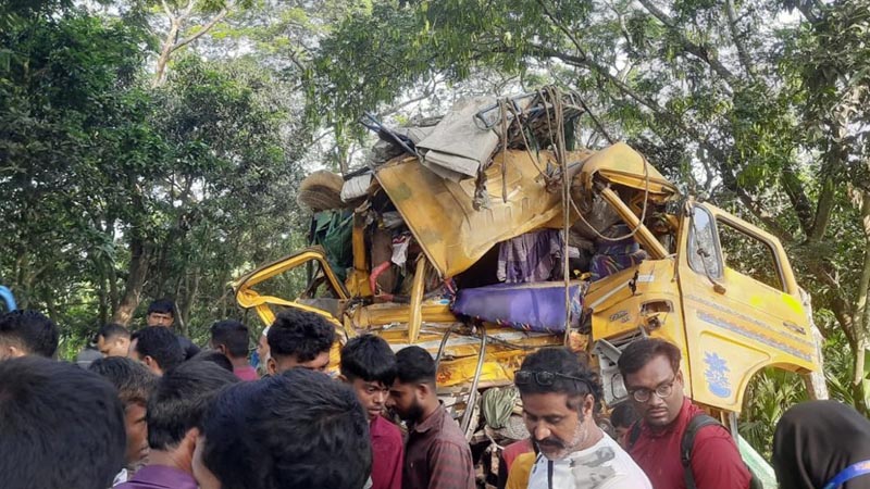 নাটোরে বাস-ট্রাক সংঘর্ষে ১৪ প্রাণহানি