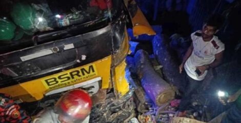 লরির চাপায় নিহত মহাসড়কে পাশে দাঁড়িয়ে থাকা ৫ যাত্রী