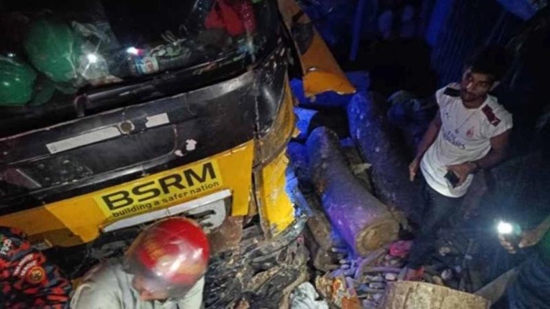 লরির চাপায় নিহত মহাসড়কে পাশে দাঁড়িয়ে থাকা ৫ যাত্রী