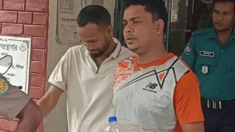 রংপুরে আবাসিক হোটেলে অভিযান: ইয়াবাসহ আটক দুই পুলিশ সদস্য