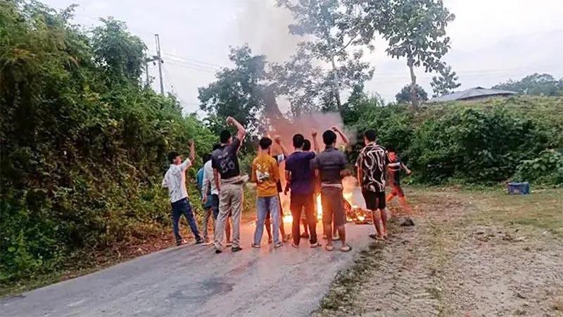 সাজেক সড়কে সশস্ত্র অবরোধ ও গোলাগুলি: থমথমে পরিস্থিতি, অবরুদ্ধ পর্যটকরা